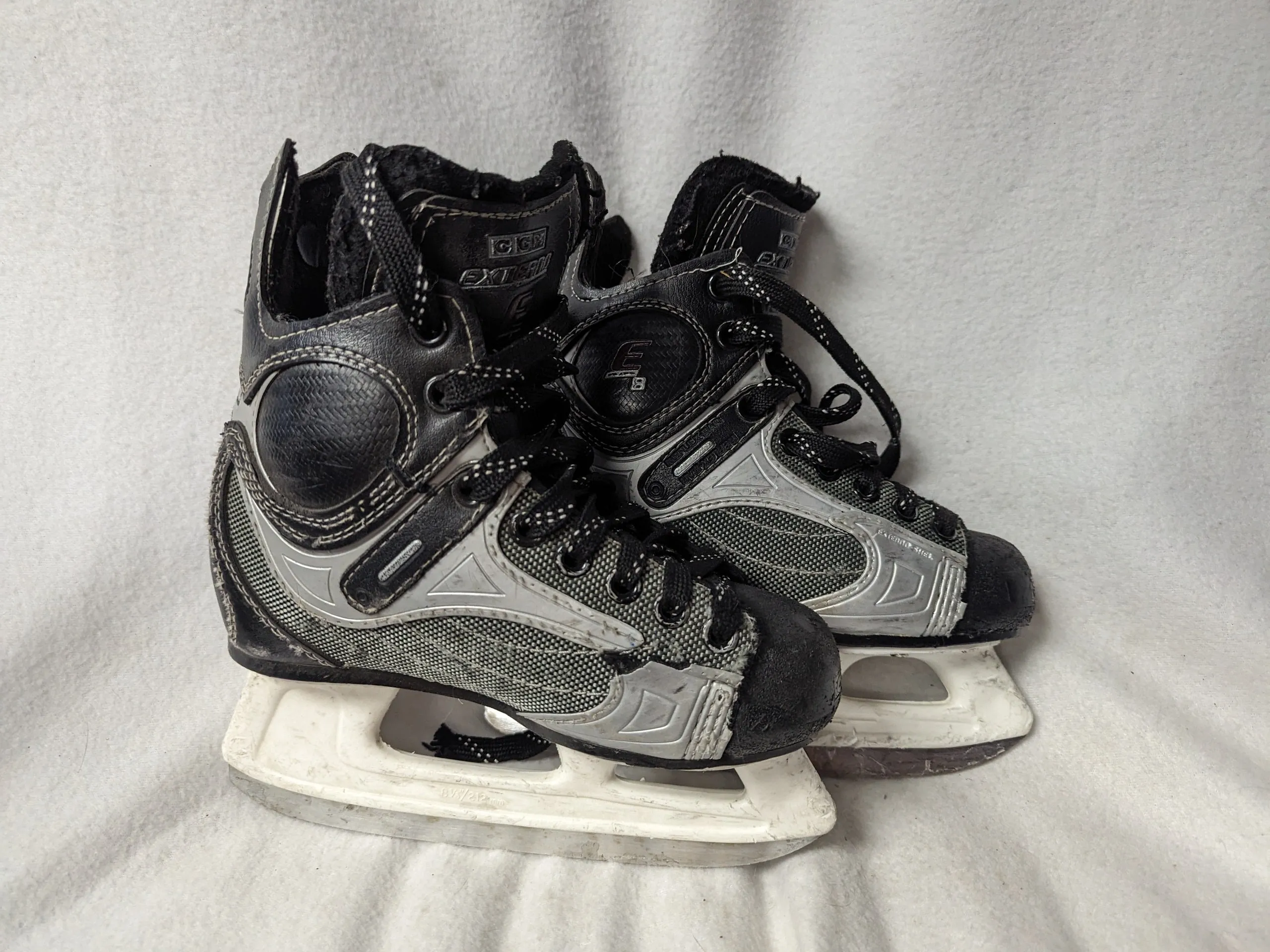 CCM Externo Youth Hockey Ice Skates Size 3 Color Black Condition Used