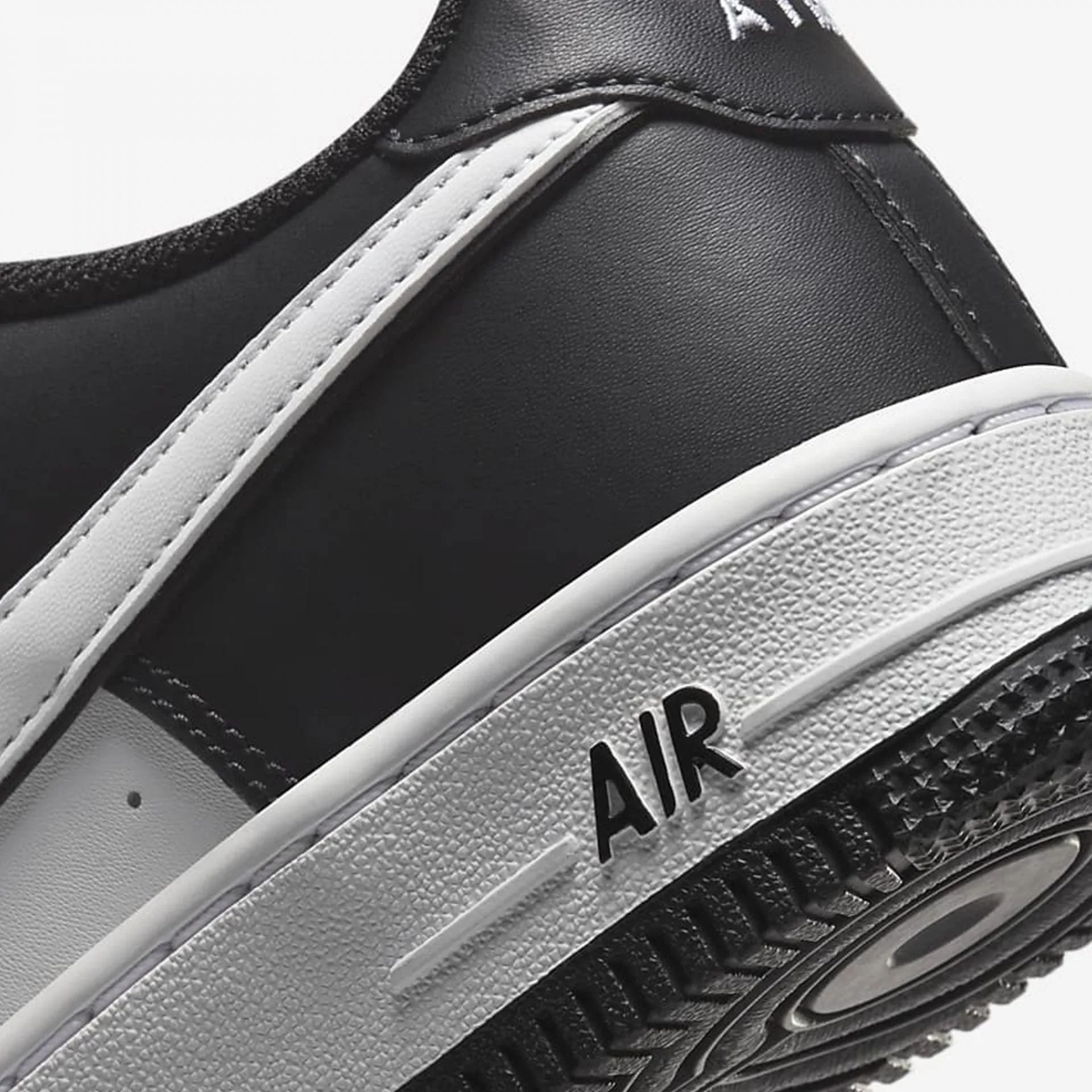 Nike | AIR FORCE 1 LV8 2 (GS)  { BLACK/WHITE