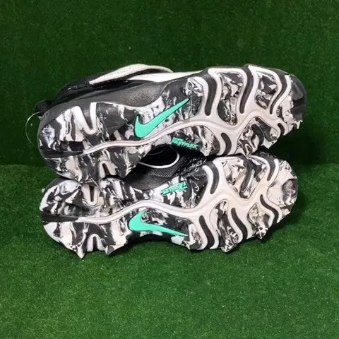 Nike Cleats Size: 02